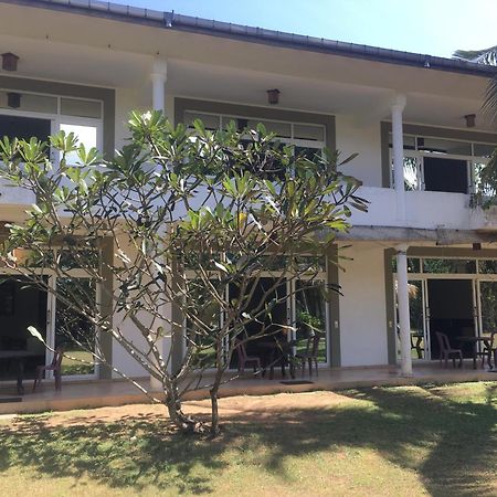Raja Beach Hotel Balapitiya Extérieur photo