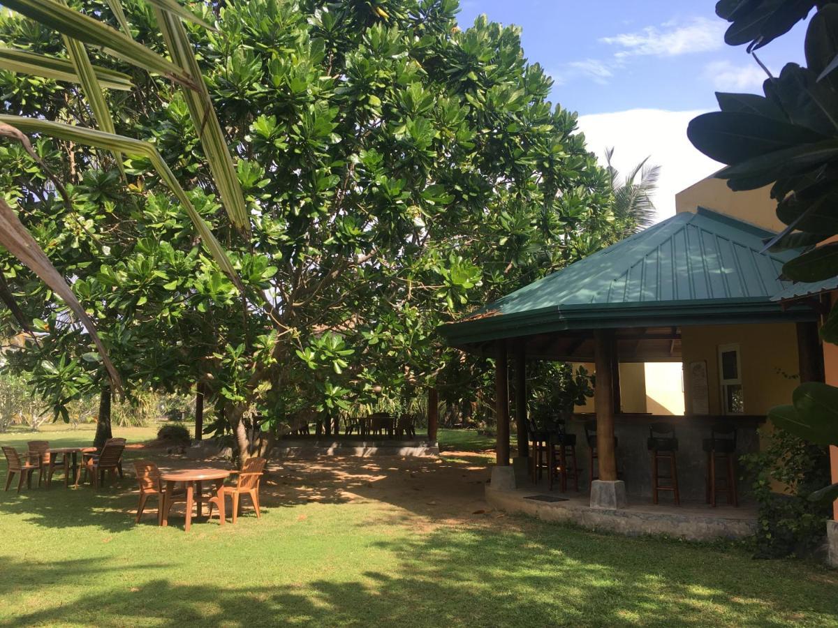 Raja Beach Hotel Balapitiya Extérieur photo