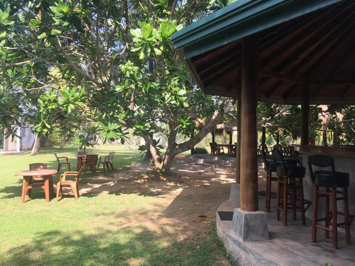 Raja Beach Hotel Balapitiya Extérieur photo