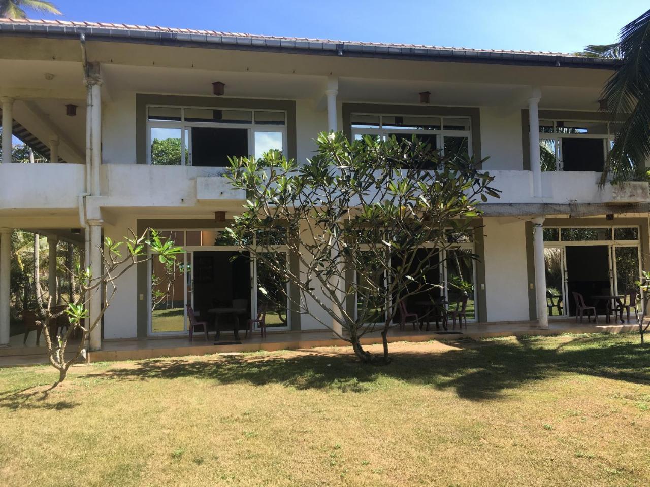 Raja Beach Hotel Balapitiya Extérieur photo