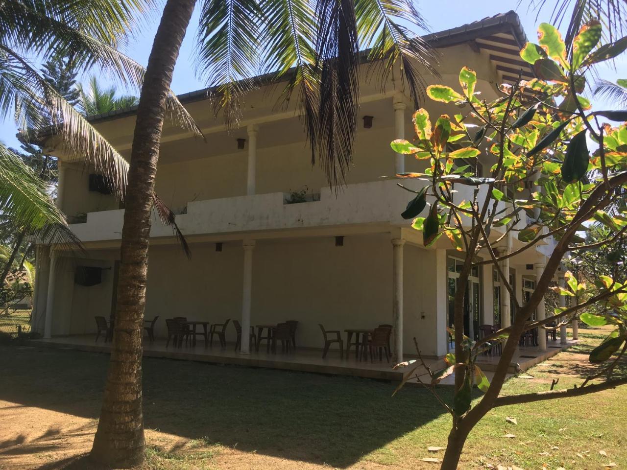 Raja Beach Hotel Balapitiya Extérieur photo