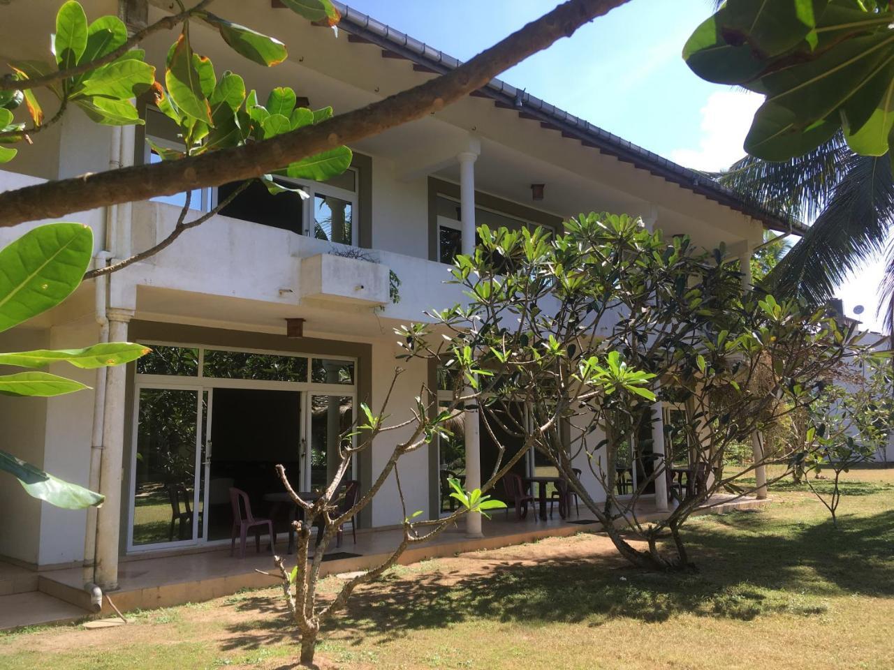Raja Beach Hotel Balapitiya Extérieur photo