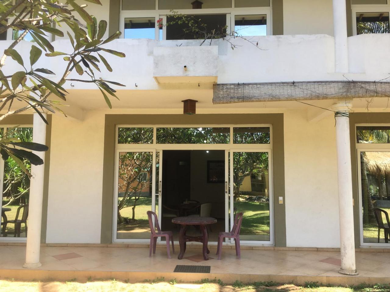 Raja Beach Hotel Balapitiya Extérieur photo