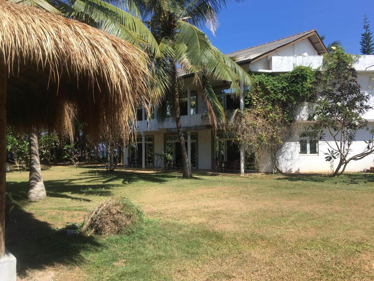 Raja Beach Hotel Balapitiya Extérieur photo