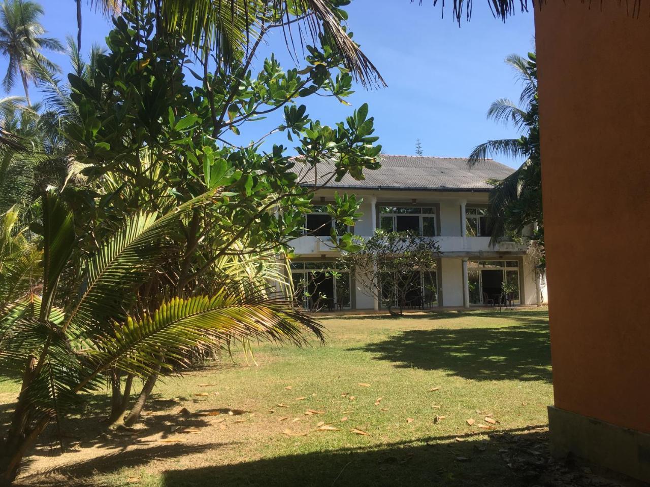 Raja Beach Hotel Balapitiya Extérieur photo