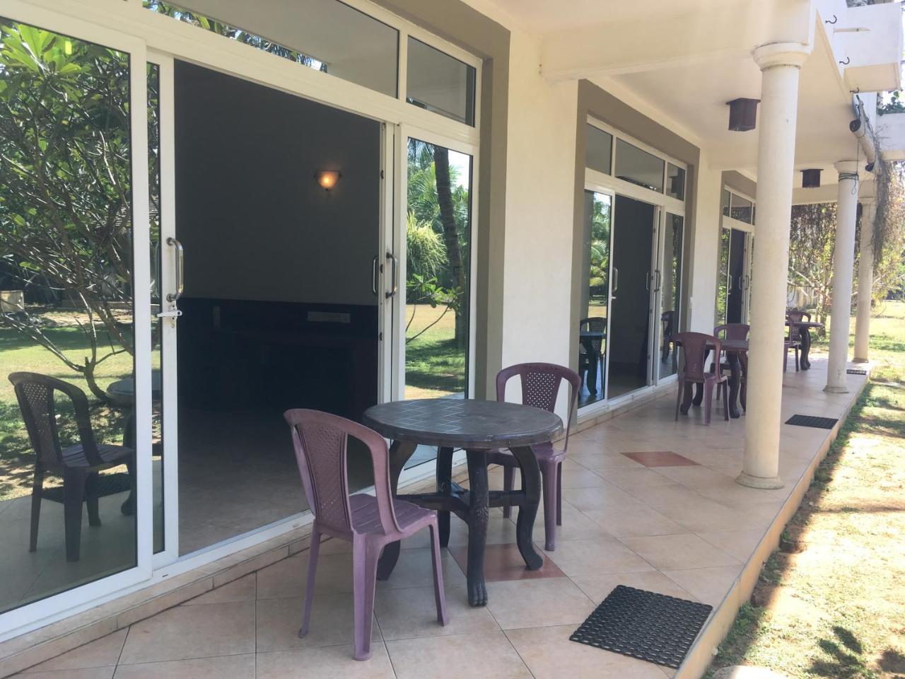 Raja Beach Hotel Balapitiya Extérieur photo