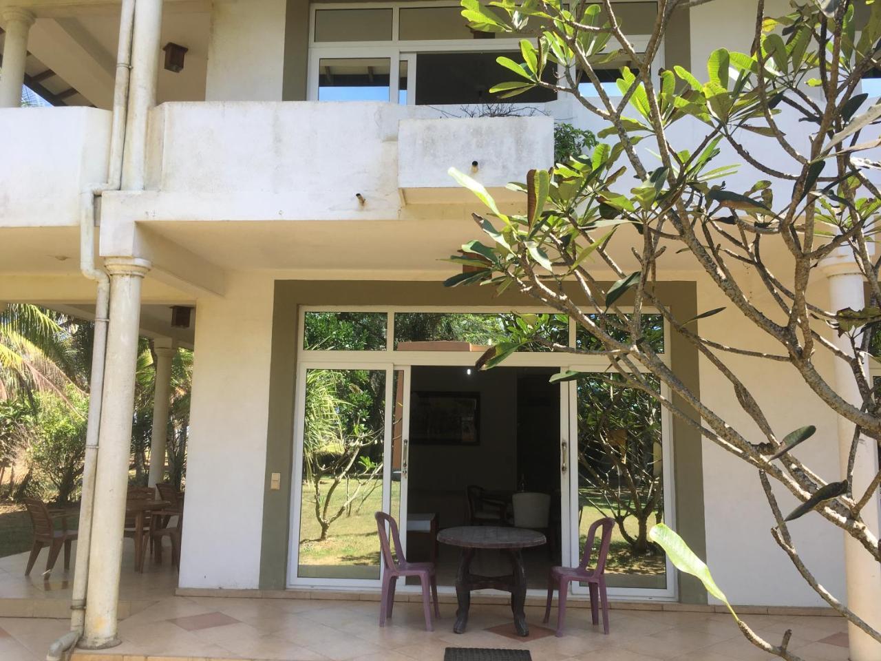 Raja Beach Hotel Balapitiya Extérieur photo