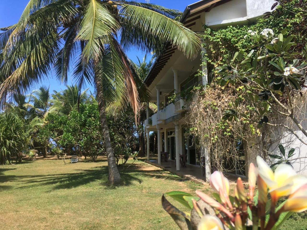 Raja Beach Hotel Balapitiya Extérieur photo