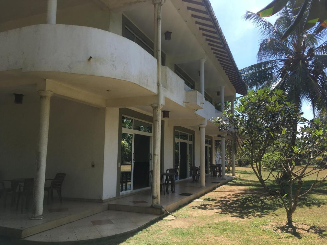 Raja Beach Hotel Balapitiya Extérieur photo